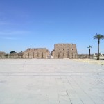 Platz vor erstem Pylon des Tempels von Karnak