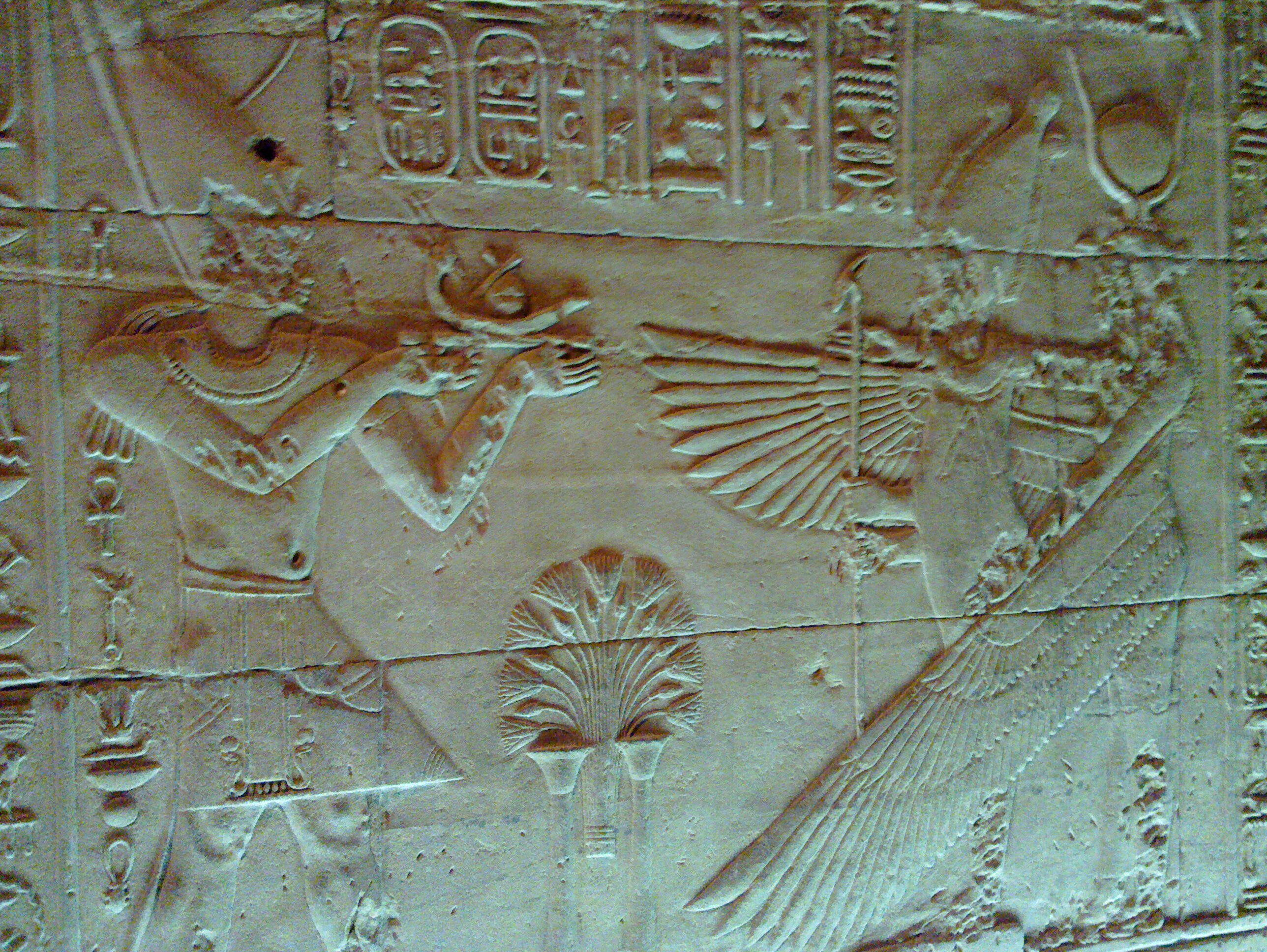 Pharao bringt Osiris Opfergaben, Isis hält schützende Geierschwingen um ihn