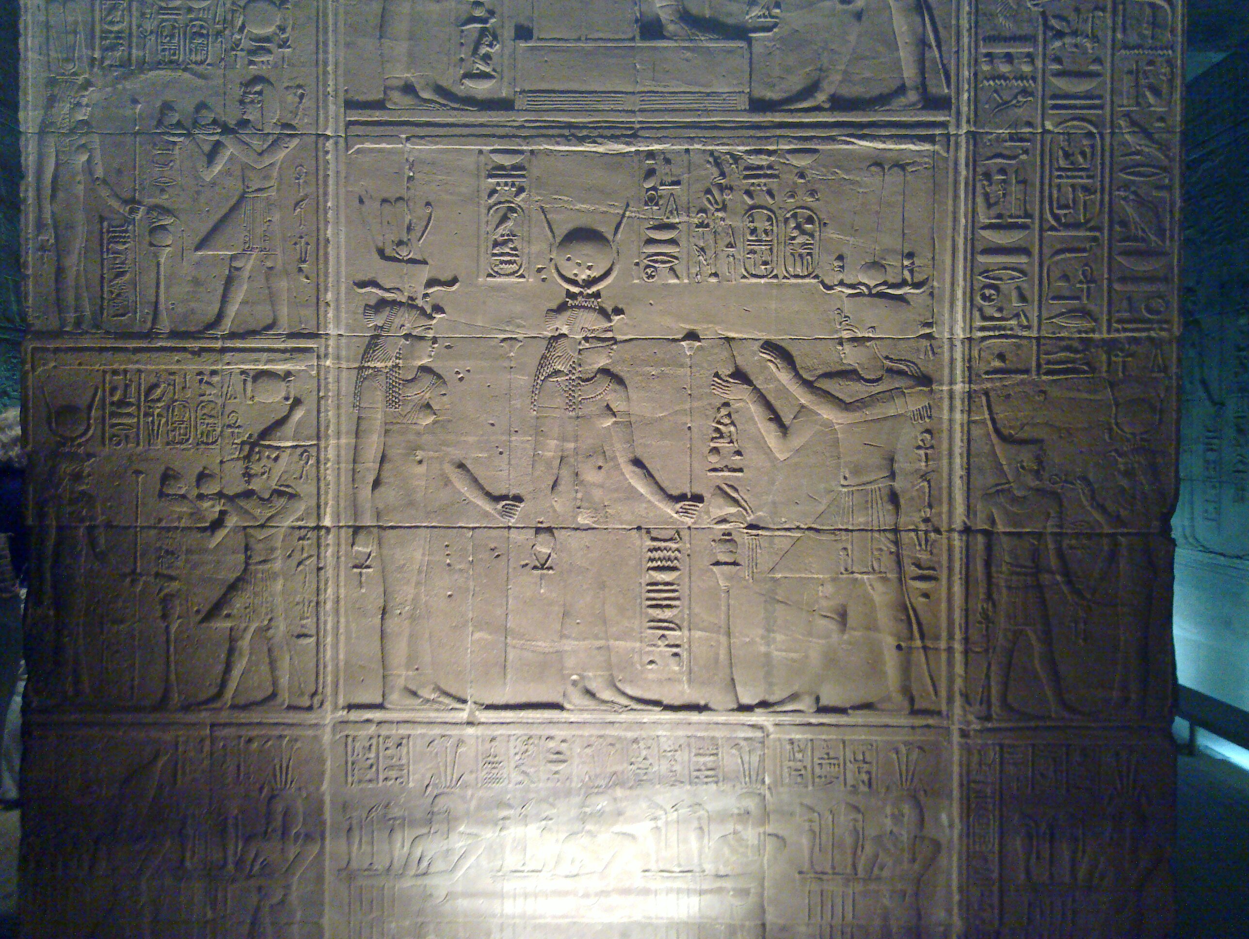 Der Pharao opfert verschiedenen Göttern