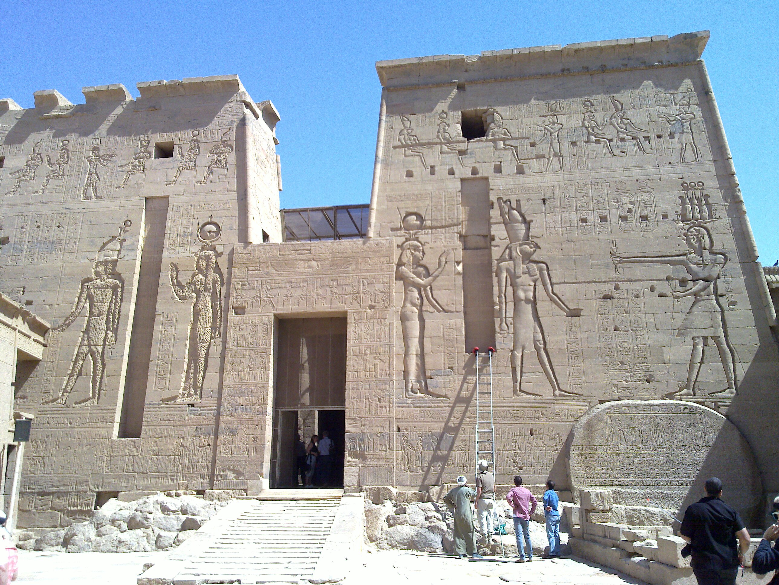 Front des Philae-Tempels mit dem Stein der Isis