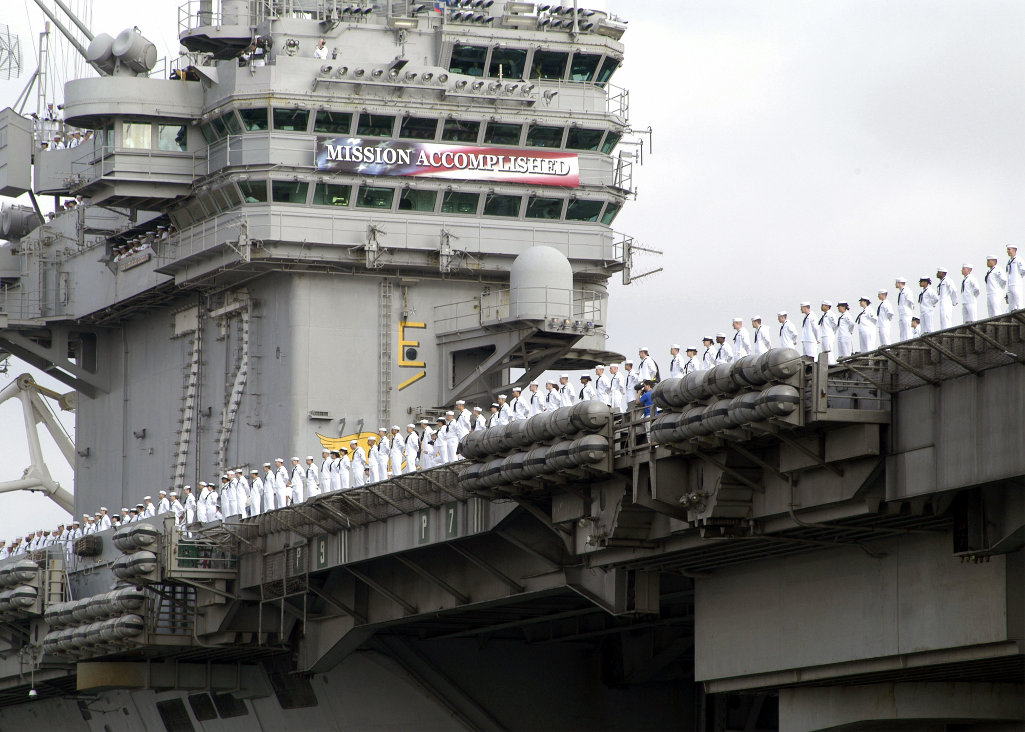 USS Abraham Lincoln mit Mission Accomplished Banner